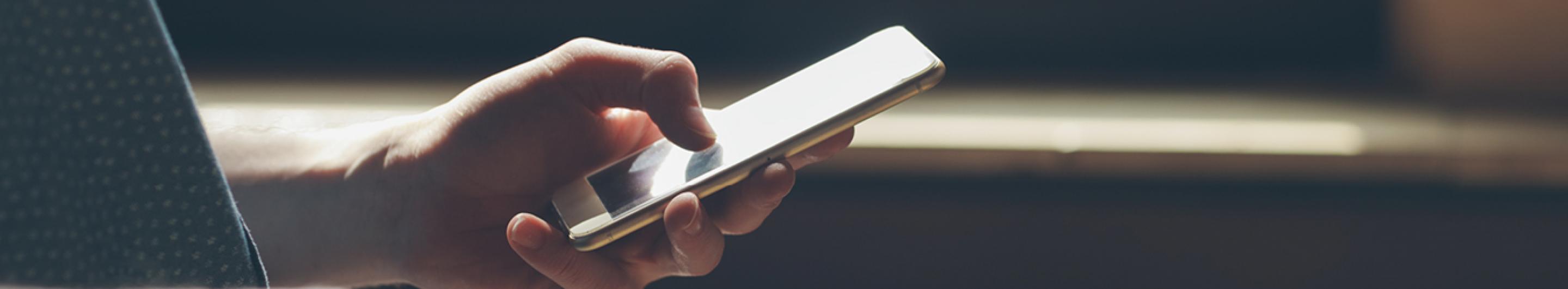 A képen egy személy keze látható, amint éppen telefonál